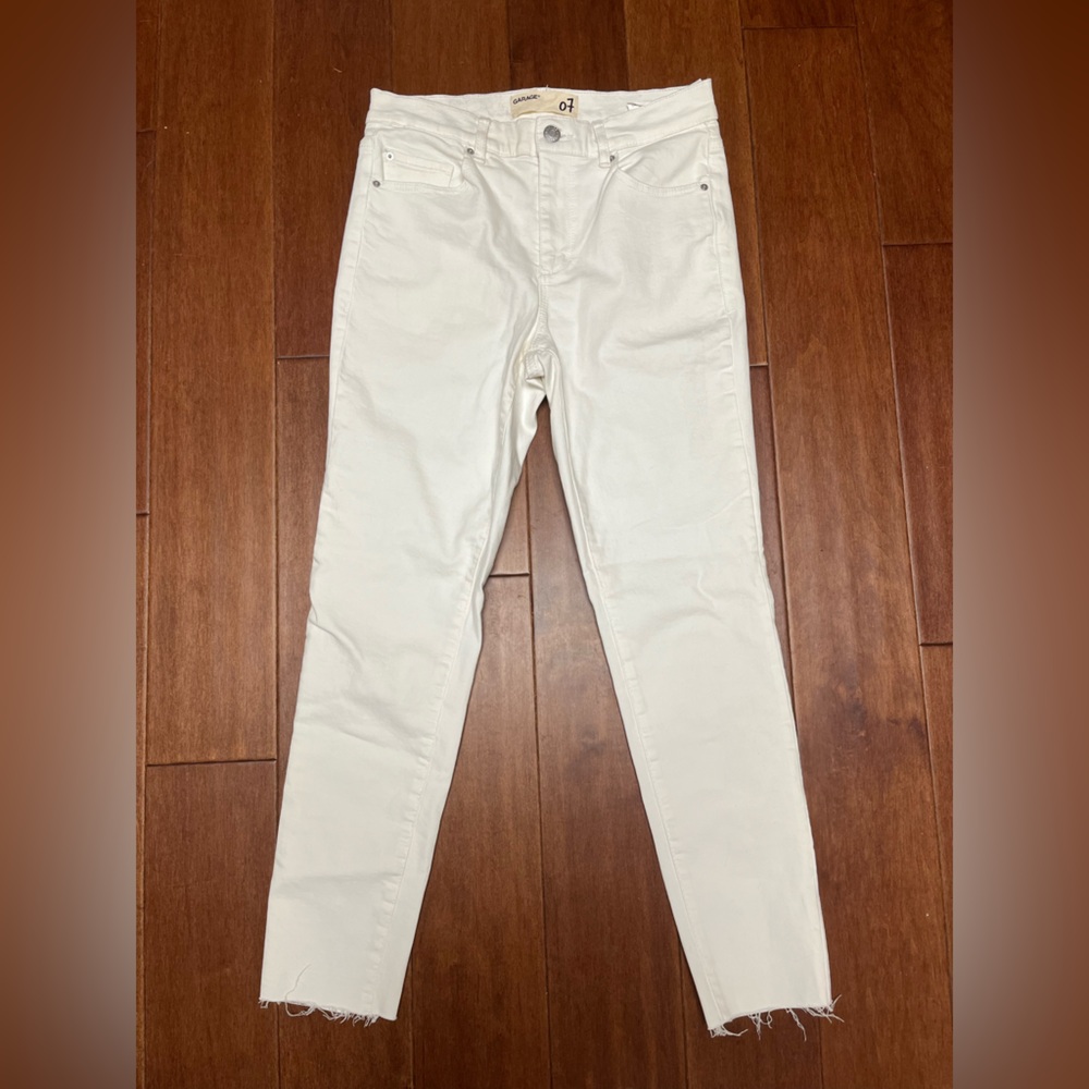 White High-Waisted Jeans Fitted w Cut Off Bottoms from Garage